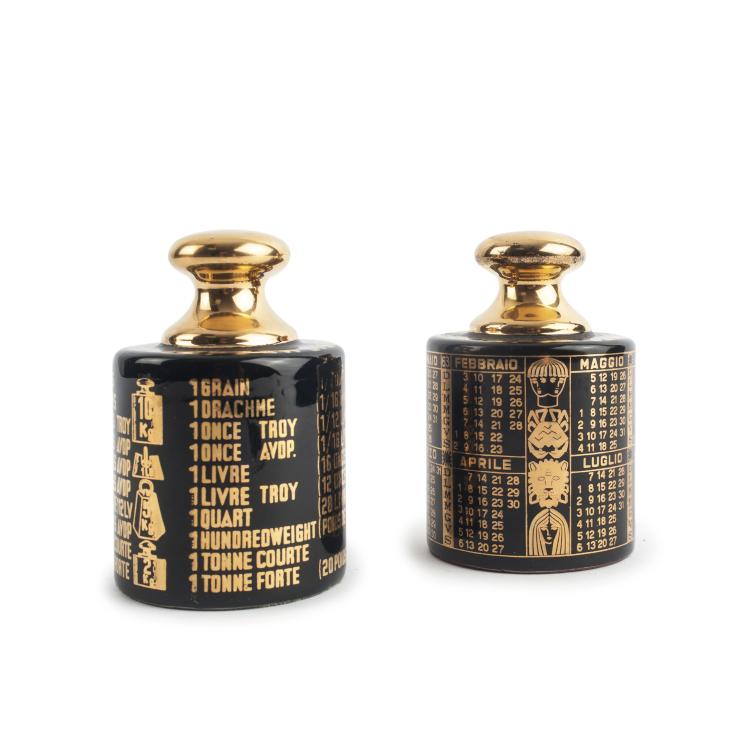 Hauptbild zu Objekt, Zwei Briefbeschwerer 'Piatto Calendario' und 'Misura', 1960er Jahre , Piero Fornasetti, Fornasetti, Mailand, 133B 589