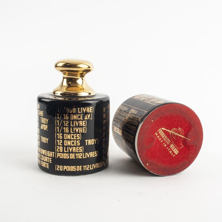 Bild 1 zu Objekt, Zwei Briefbeschwerer 'Piatto Calendario' und 'Misura', 1960er Jahre , Piero Fornasetti, Fornasetti, Mailand, 133B 589