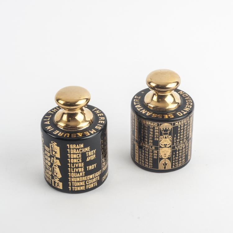 Bild 2 zu Objekt, Zwei Briefbeschwerer 'Piatto Calendario' und 'Misura', 1960er Jahre , Piero Fornasetti, Fornasetti, Mailand, 133B 589