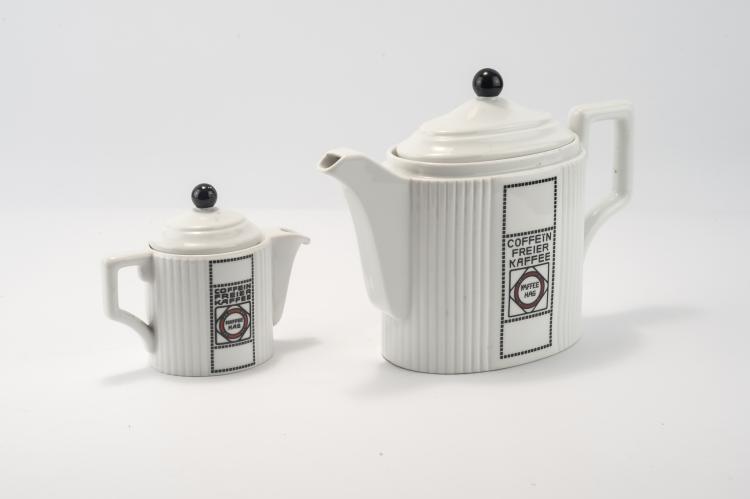 Hauptbild zu Objekt, Kaffee- und Milchkanne 'Kaffee Hag', 1907, Alfred Runge, Tettau, Porzellanfabrik, 134B 484