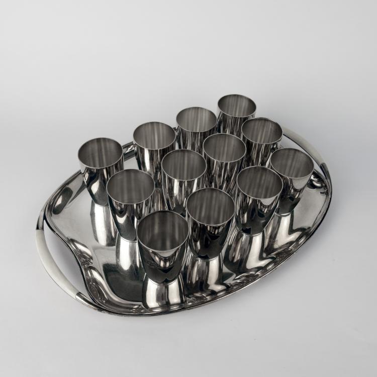 Bild 1 zu Objekt, Zw&ouml;lf Becher und Tablett, um 1930, Binder, Wilhelm, Schw&auml;bisch Gm&uuml;nd; Koch & Bergfeld, Bremen, 134D 815