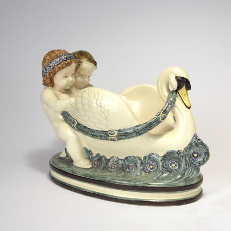 Bild 2 zu Objekt, Zwei Jardinieren 'M&auml;dchen mit Muscheln' und 'Schwan mit zwei Putten', 1911 und 1913, Wilhelm S&uuml;s, Karlsruhe, Majolikamanufaktur, 134D 758