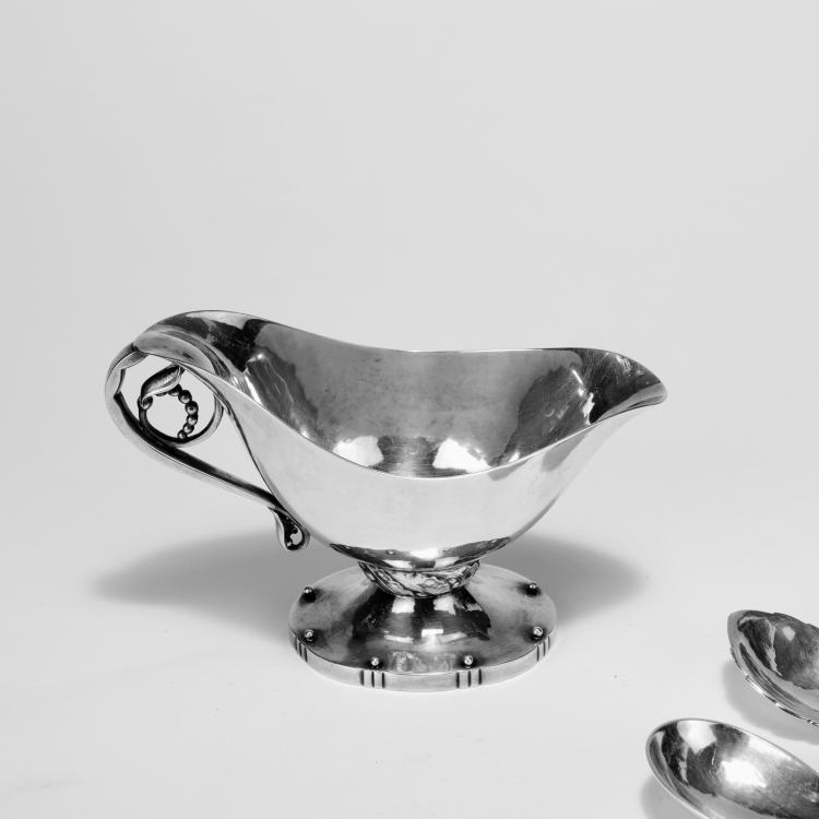 Bild 1 zu Objekt, Small gravyboat with two spoons, c1915, Jensen, Georg, Kopenhagen, 134D 763