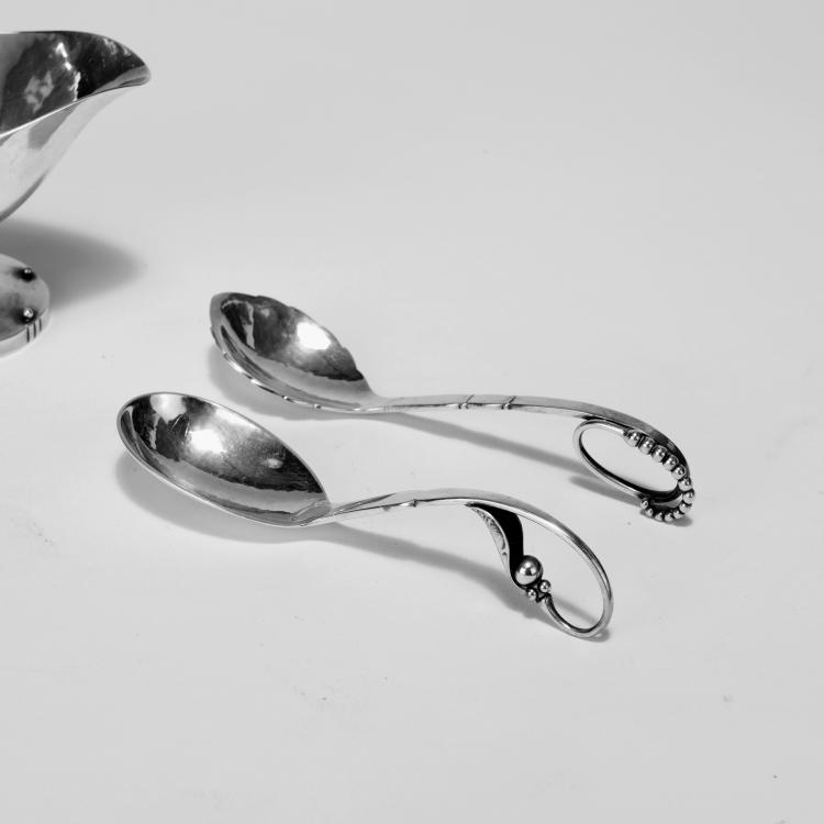 Bild 2 zu Objekt, Small gravyboat with two spoons, c1915, Jensen, Georg, Kopenhagen, 134D 763