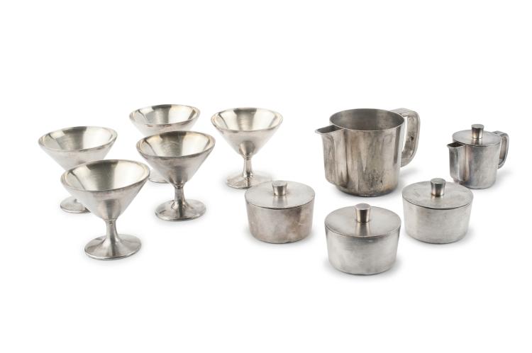 Hauptbild zu Objekt, Hotel silver; two pots, three covered pans, five dessert bowls, c1936, Gio Ponti, Krupp, Arthur, Mailand, 134A 13
