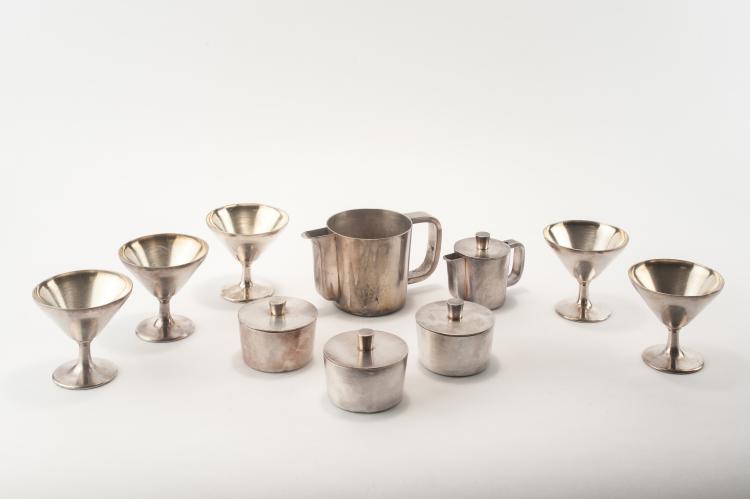 Bild 1 zu Objekt, Hotel silver; two pots, three covered pans, five dessert bowls, c1936, Gio Ponti, Krupp, Arthur, Mailand, 134A 13
