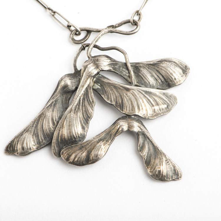 Bild 1 zu Objekt, Anh&auml;nger 'Fruits d'Erable', um 1900, Arnould, Edouard-Aim&eacute;, 135 472