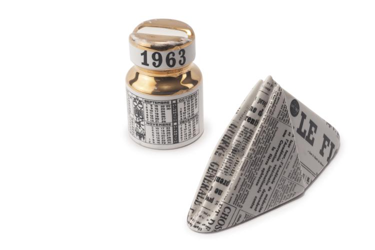 Hauptbild zu Objekt, Two paperweights, 'Piatto Calendario' and 'Giornali', 1960s, Piero Fornasetti, Fornasetti, Mailand, 134A 223