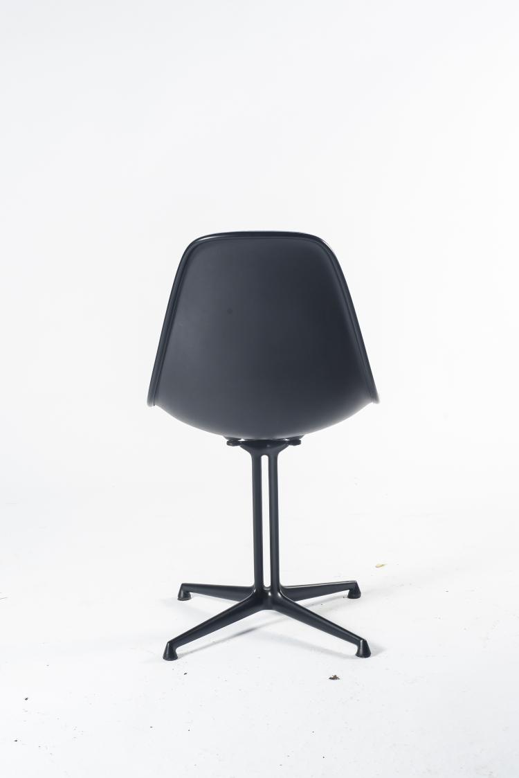 Bild 5 zu Objekt, Six 'Plastic Side Chairs' on 'LaFonda' base, c1960, Charles Eames, Vitra, Weil am Rhein, 134B 431