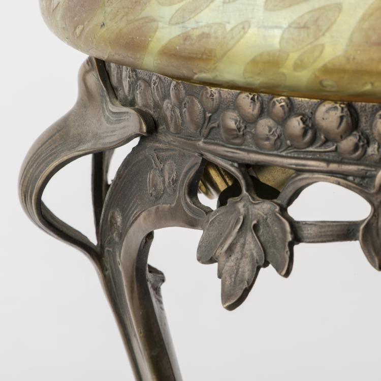 Bild 1 zu Objekt, Gro&szlig;e Tischlampe, ausgef&uuml;hrt von Br&auml;unlich & Langlotz, Berlin, um 1901, Hermann Eichberg, L&ouml;tz Wwe., Klosterm&uuml;hle; Br&auml;unlich & Langlotz, Berlin, 135 248