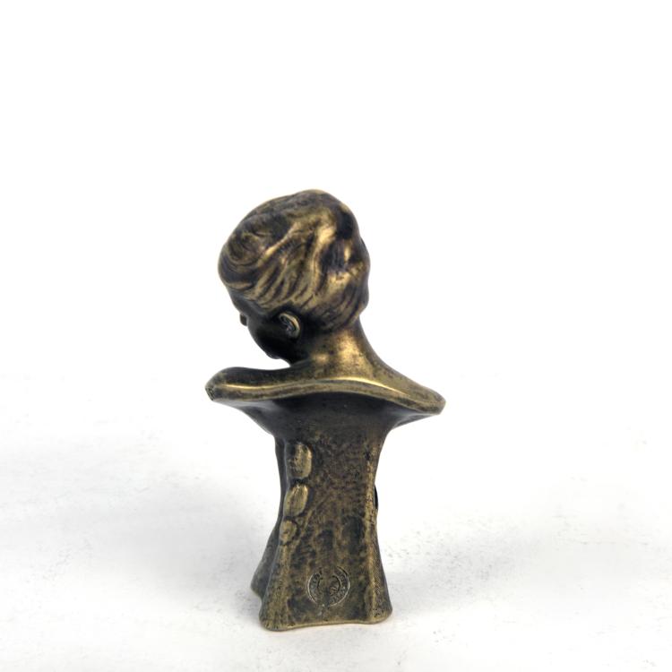 Bild 2 zu Objekt, Bust of girl with swallows as signet, c1890, Engelbert Joseph Peiffer, Susse Fr&egrave;res, Paris, 135 393