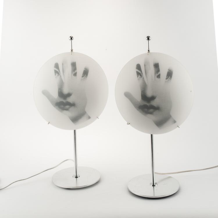 Bild 1 zu Objekt, Zwei Tischleuchten 'Tema e Variazioni', um 1995, Piero Fornasetti, Antonangeli Illuminazione, Paderno Dugnano/Mailand; Fornasetti, Mailand, 134A 238