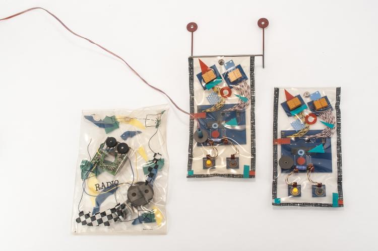 Hauptbild zu Objekt, 'Radio in a Bag' and '100 ObjEcts miRors of siLEnce', 1982, Daniel Weil, Inge Plastic f&uuml;r Anthologie Quartett, Bad Essen, 134B 516