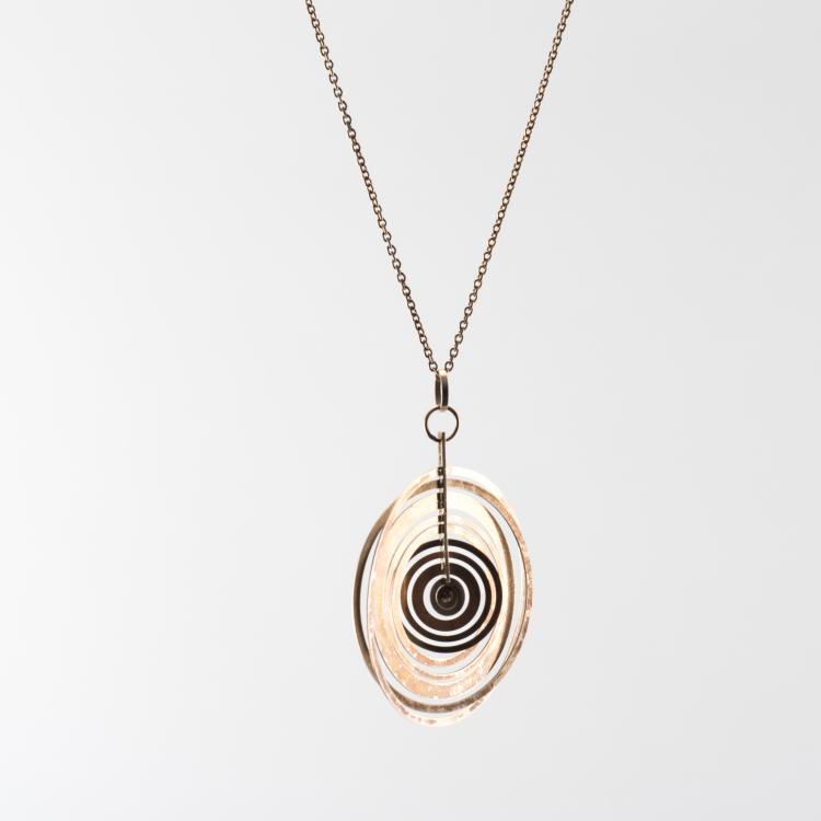 Bild 1 zu Objekt, 'Hopeakuu' pendant with chain, 1970, Tapio Wirkkala, N. Westerback Ky, Helsinki, 1971, 137A 130