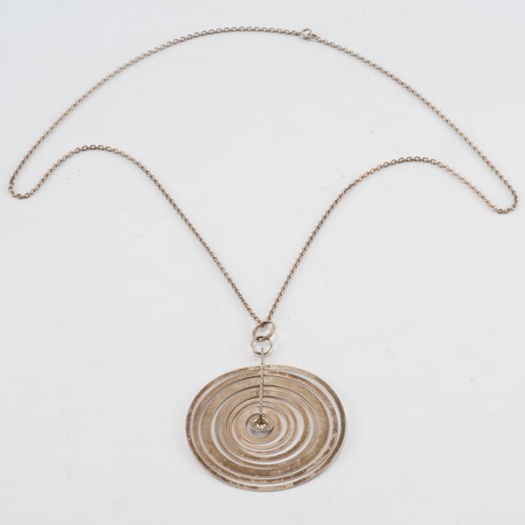 Bild 2 zu Objekt, 'Hopeakuu' pendant with chain, 1970, Tapio Wirkkala, N. Westerback Ky, Helsinki, 1971, 137A 130