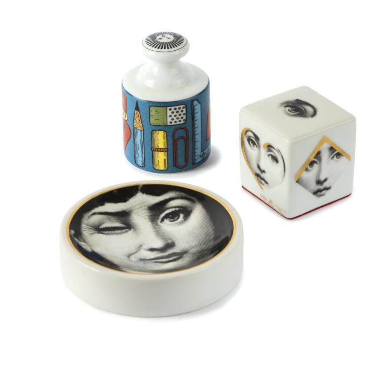 Hauptbild zu Objekt, Zwei Paperweights 'Strumenti da Disegno' und 'Jahresw&uuml;rfel 1999 - Tema e Variazioni' und Schale 'Tema e Variazioni', um 1999, Piero Fornasetti, Fornasetti, Mailand, 137B 515