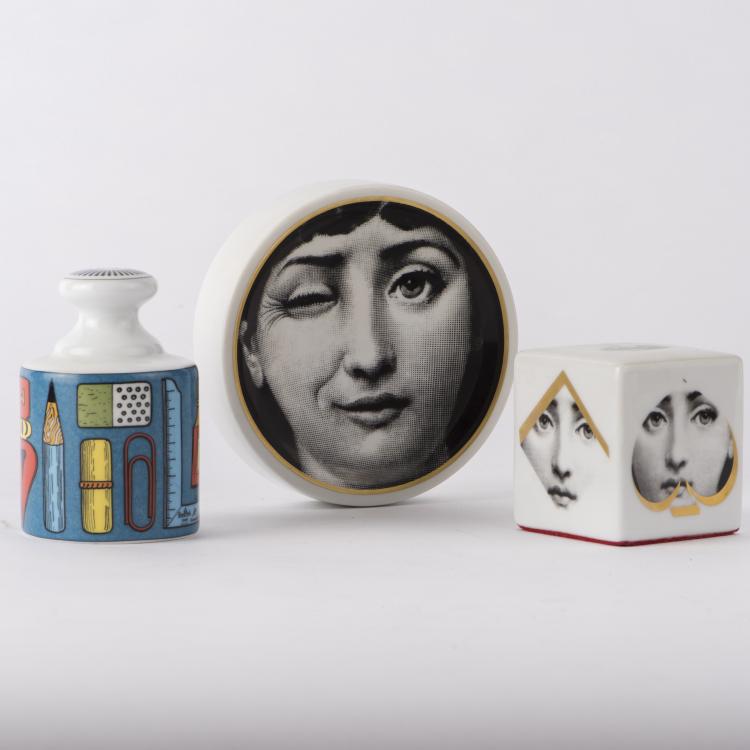Bild 1 zu Objekt, Zwei Paperweights 'Strumenti da Disegno' und 'Jahresw&uuml;rfel 1999 - Tema e Variazioni' und Schale 'Tema e Variazioni', um 1999, Piero Fornasetti, Fornasetti, Mailand, 137B 515