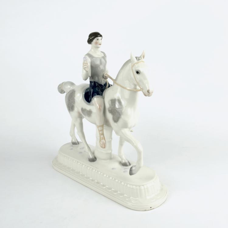 Bild 1 zu Objekt, 'Bridegroom riding on a horse as Roman Warrior' from the 'Wedding Parade', 1910, Adolph Amberg, Berlin, StPM, 135 536