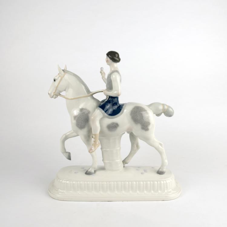 Bild 2 zu Objekt, 'Bridegroom riding on a horse as Roman Warrior' from the 'Wedding Parade', 1910, Adolph Amberg, Berlin, StPM, 135 536