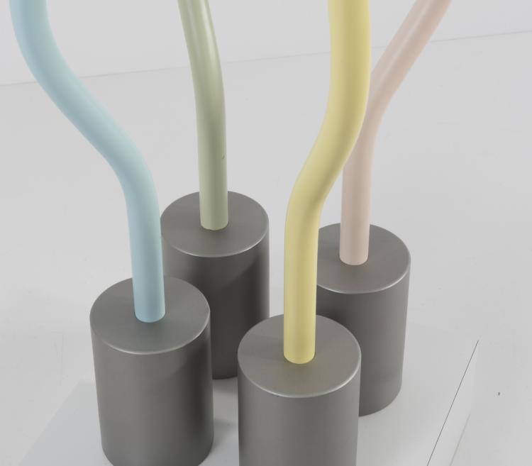 Bild 1 zu Objekt, 'Le Strutture Tremano' table object, 1979, Ettore Sottsass, Studio Alchimia, Mailand, 136A 165