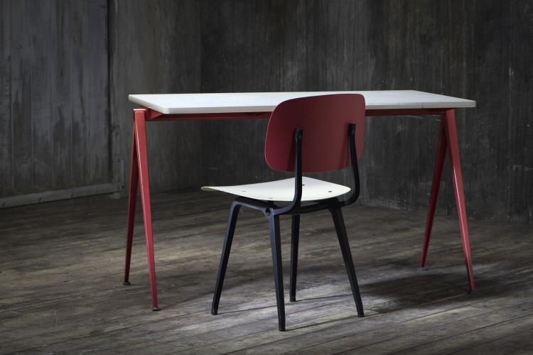 Hauptbild zu Objekt, Schreibtisch 'Pyramid', 1960 und Stuhl 'Revolt', 1954, Wim Rietveld, Ahrend Cirkel, Den Haag, 136A 181