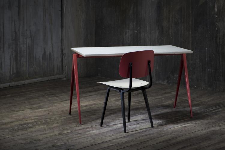 Bild 1 zu Objekt, Schreibtisch 'Pyramid', 1960 und Stuhl 'Revolt', 1954, Wim Rietveld, Ahrend Cirkel, Den Haag, 136A 181