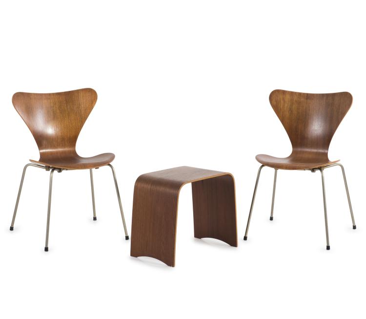 Hauptbild zu Objekt, Zwei St&uuml;hle '3107', 1952-55, ein Hocker '4515', 1958, Arne Jacobsen, Hansen, Fritz, Aller&oslash;d, 137A 56
