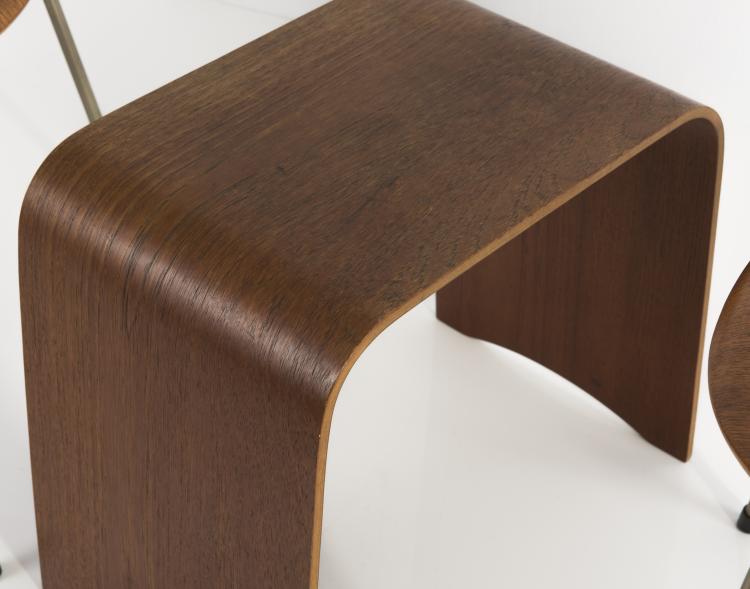 Bild 2 zu Objekt, Zwei St&uuml;hle '3107', 1952-55, ein Hocker '4515', 1958, Arne Jacobsen, Hansen, Fritz, Aller&oslash;d, 137A 56