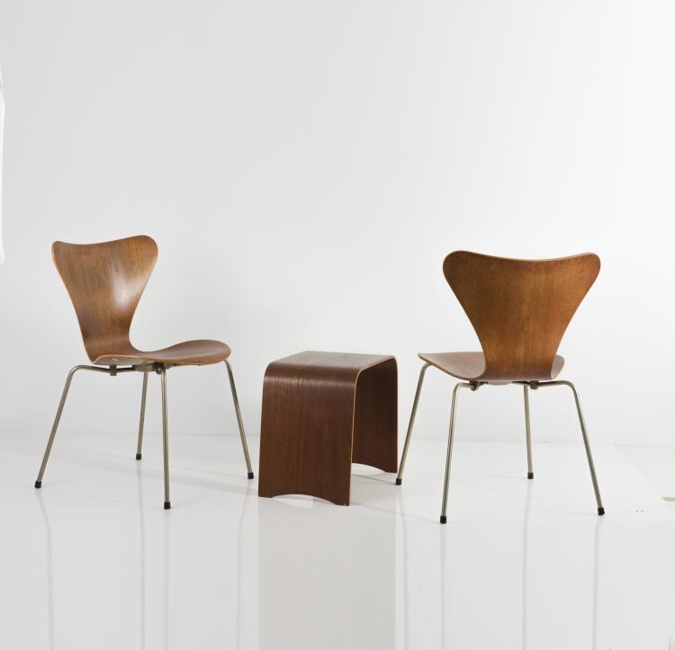 Bild 4 zu Objekt, Zwei St&uuml;hle '3107', 1952-55, ein Hocker '4515', 1958, Arne Jacobsen, Hansen, Fritz, Aller&oslash;d, 137A 56