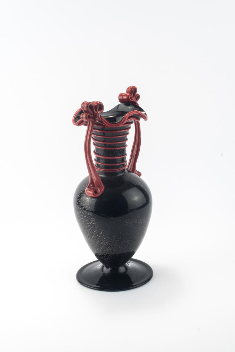 Bild 1 zu Objekt, Henkelvase 'Rosso nero', um 1930, Toso, Fratelli, Murano, 137C 756