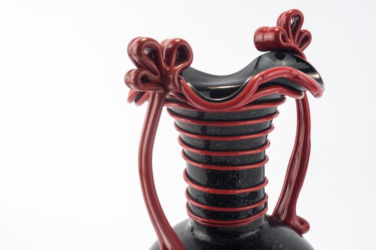 Bild 2 zu Objekt, Henkelvase 'Rosso nero', um 1930, Toso, Fratelli, Murano, 137C 756
