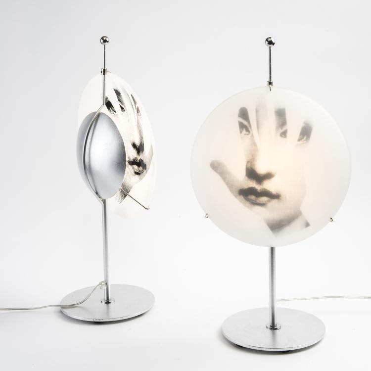 Bild 2 zu Objekt, Two 'Tema e Variazioni' - 'Mani' table lights, c. 1995, Barnaba Fornasetti, Antonangeli Illuminazione, Paderno Dugnano/Mailand, 139B 419
