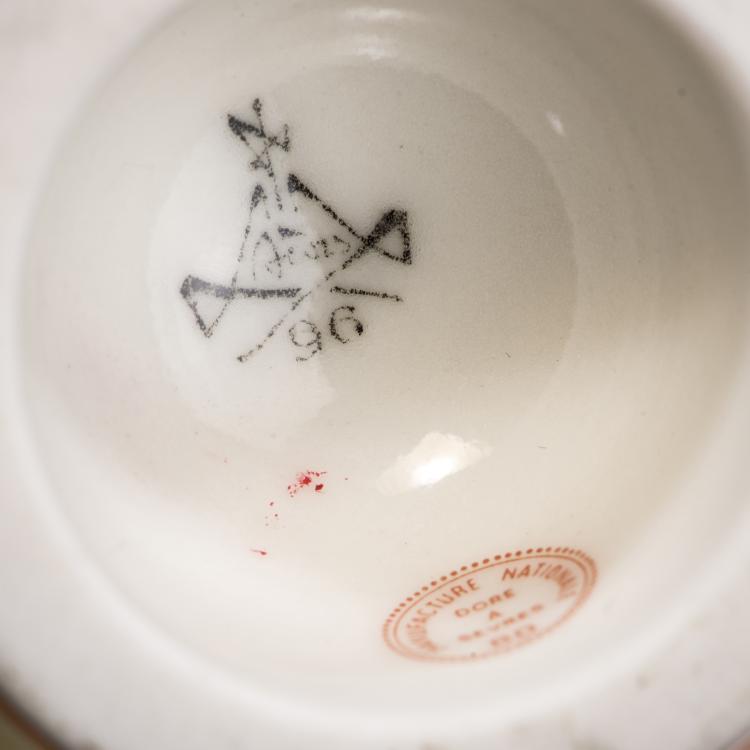 Bild 2 zu Objekt, 'No. 4' vase with cover, c1926, Jacques-Emile Ruhlmann, S&egrave;vres, Manufacture Nationale de, 138B 533