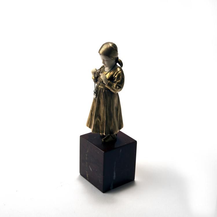 Bild 1 zu Objekt, Farmer girl with heart-shaped locket, 1920s, Ferdinand Preiss, 138B 422