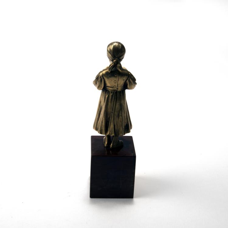 Bild 2 zu Objekt, Farmer girl with heart-shaped locket, 1920s, Ferdinand Preiss, 138B 422