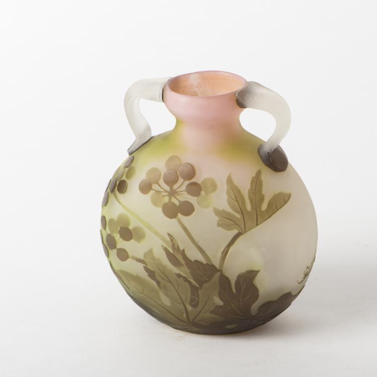 Bild 1 zu Objekt, 'Berce des pr&eacute;s' vase with handles, 1908-16, Gall&eacute;, Etablissements, Nancy, 138B 232