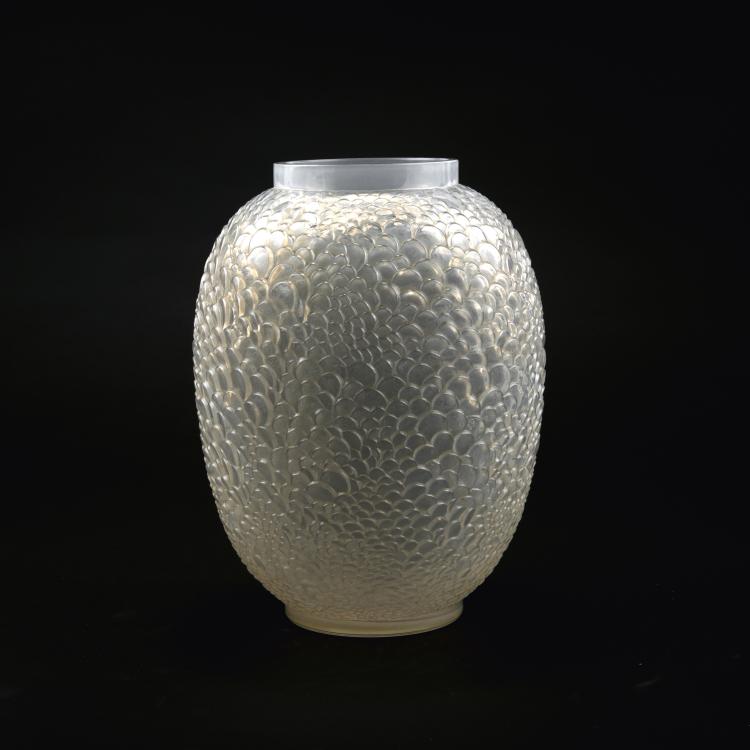Hauptbild zu Objekt, Vase 'Ecailles', 1932, Lalique, Ren&eacute;, Wingen-sur-Moder, 138A 67