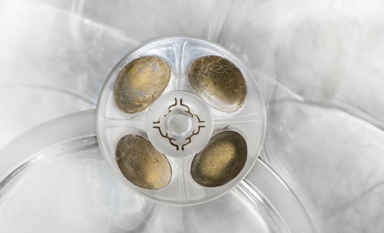 Bild 3 zu Objekt, 'Quatre Soleils' perfume bottle with stopper, 1912, Lalique, Ren&eacute;, Combs-la-Ville, 138A 3