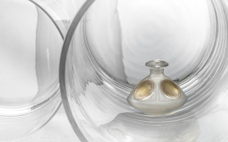 Bild 4 zu Objekt, 'Quatre Soleils' perfume bottle with stopper, 1912, Lalique, Ren&eacute;, Combs-la-Ville, 138A 3