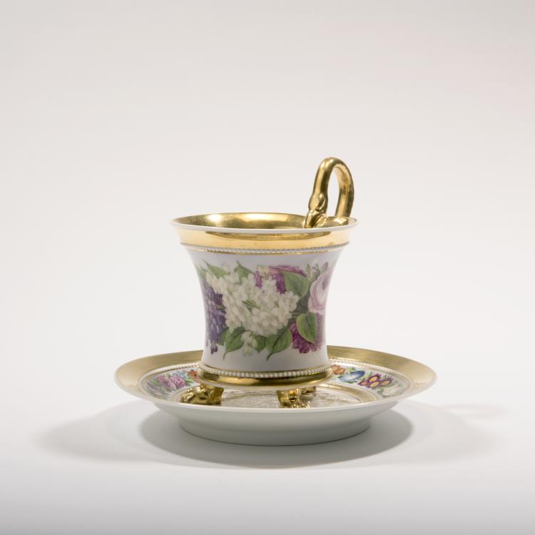 Bild 1 zu Objekt, 'Peonies and Roses' hot chocolate mug, c1835, Berlin, KPM, 138B 493