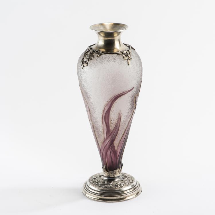 Bild 1 zu Objekt, 'Iris et Papillon' vase with silver mounting, 1893, Daum Fr&egrave;res, Nancy, 138B 106