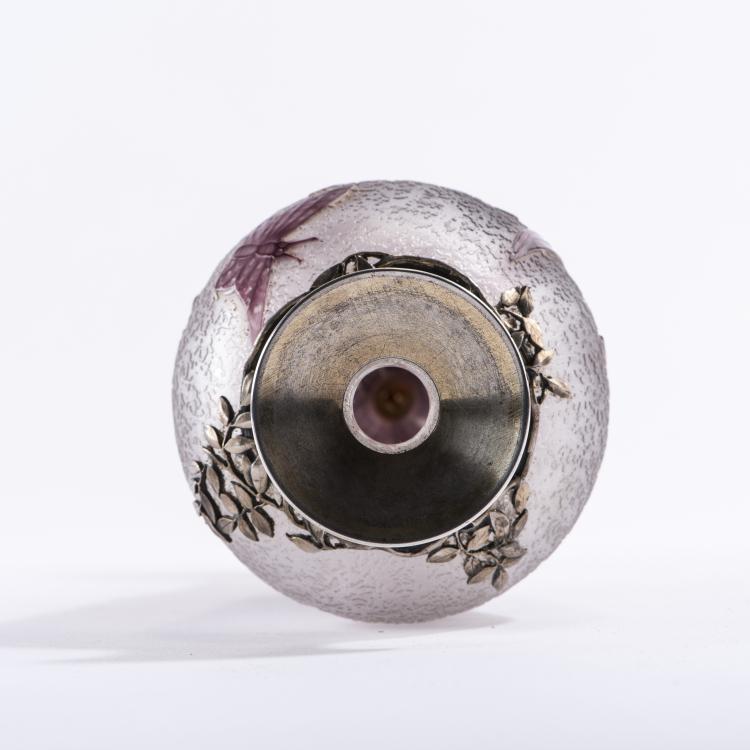 Bild 5 zu Objekt, 'Iris et Papillon' vase with silver mounting, 1893, Daum Fr&egrave;res, Nancy, 138B 106