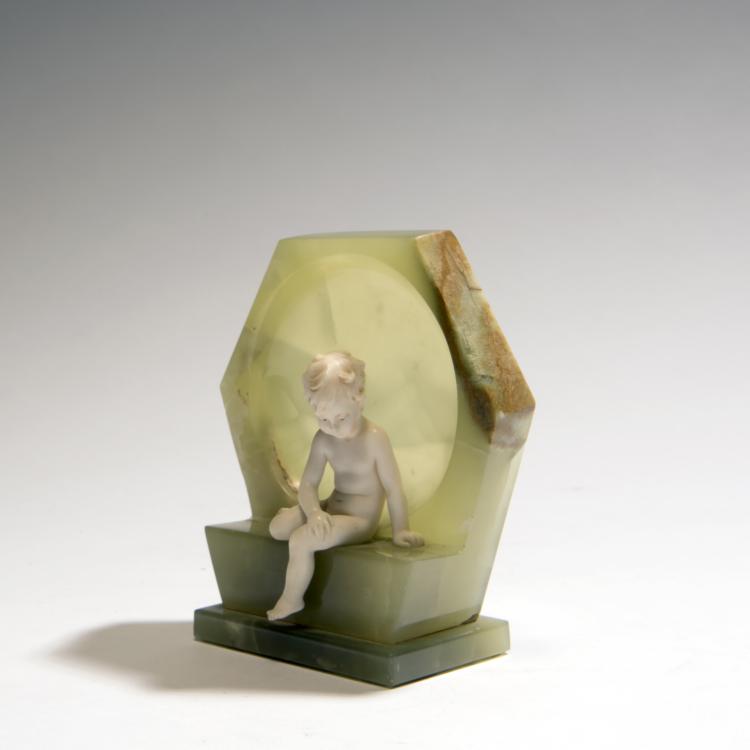 Bild 1 zu Objekt, Boy, sitting in an alcove, 1920s, Ferdinand Preiss, 138B 433