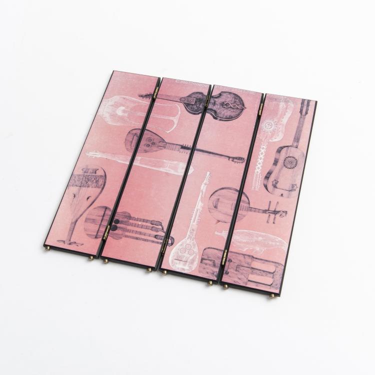 Bild 1 zu Objekt, Miniature 'Strumenti musicali' screen, 1990s, Barnaba Fornasetti, Fornasetti, Mailand, 139B 408