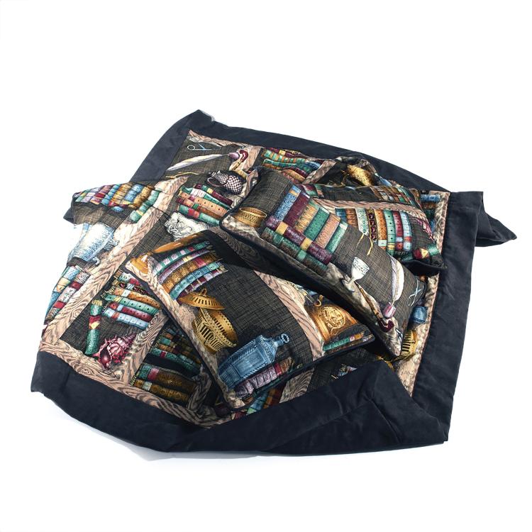 Bild 1 zu Objekt, Three 'Libreria' cushions and bedspread, in 'Sole' sleeve, 1990s, Barnaba Fornasetti, Marcato, Luciano, Thann, Frankreich, 139B 411