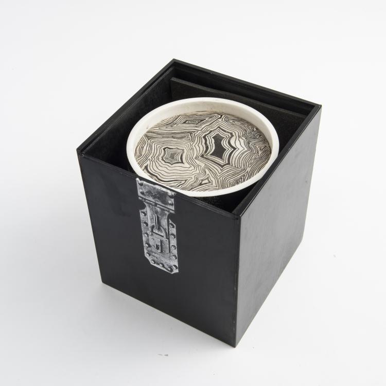 Bild 1 zu Objekt, 'Silenzio' scented candle, 2010s, Barnaba Fornasetti, Fornasetti, Mailand, 139B 438