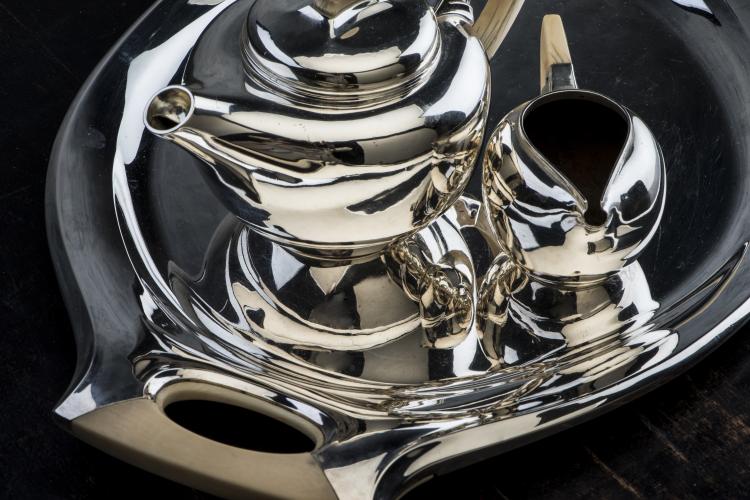 Bild 3 zu Objekt, Teapot, creamer and tray from the 'Service III', 1904, Henry van de Velde, M&uuml;ller, Theodor, Weimar, 142A 005