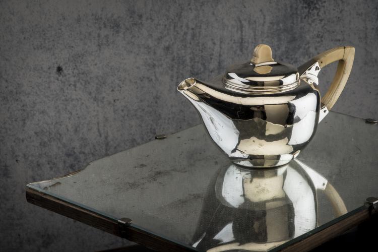 Bild 5 zu Objekt, Teapot, creamer and tray from the 'Service III', 1904, Henry van de Velde, M&uuml;ller, Theodor, Weimar, 142A 005