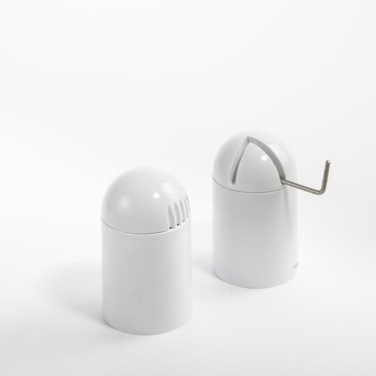 Bild 1 zu Objekt, Salz- und Pfefferset 'Faraglioni', 1972 und zwei Kerzenleuchter '3063A', 1962, Enzo Mari, Danese, Mailand, 140A 39