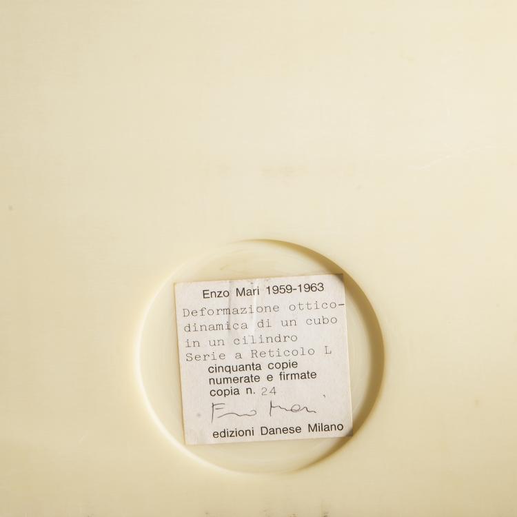 Bild 2 zu Objekt, 'Deformazione ottico-dinamica di un cubo in un cilindro, serie a reticolo L', 1959-63, Enzo Mari, Danese, Mailand, 140A 21